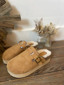 Chaussures claquettes style UGG Des habits et nous